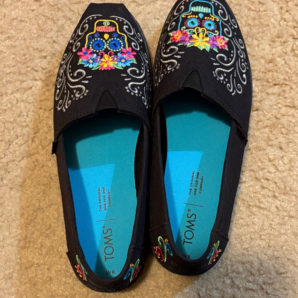 TOMS Black Embroidered Mismatch Sugar Skull Clavera flats Women’s 8 - Picture 4 of 6